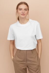 Mannequine portant un t-shirt en coton bio de la marque Etikashion