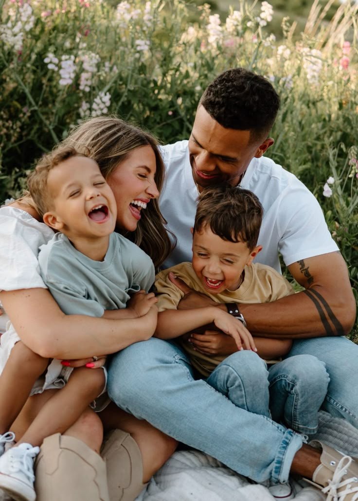 famille heureuse avec vêtement écologique